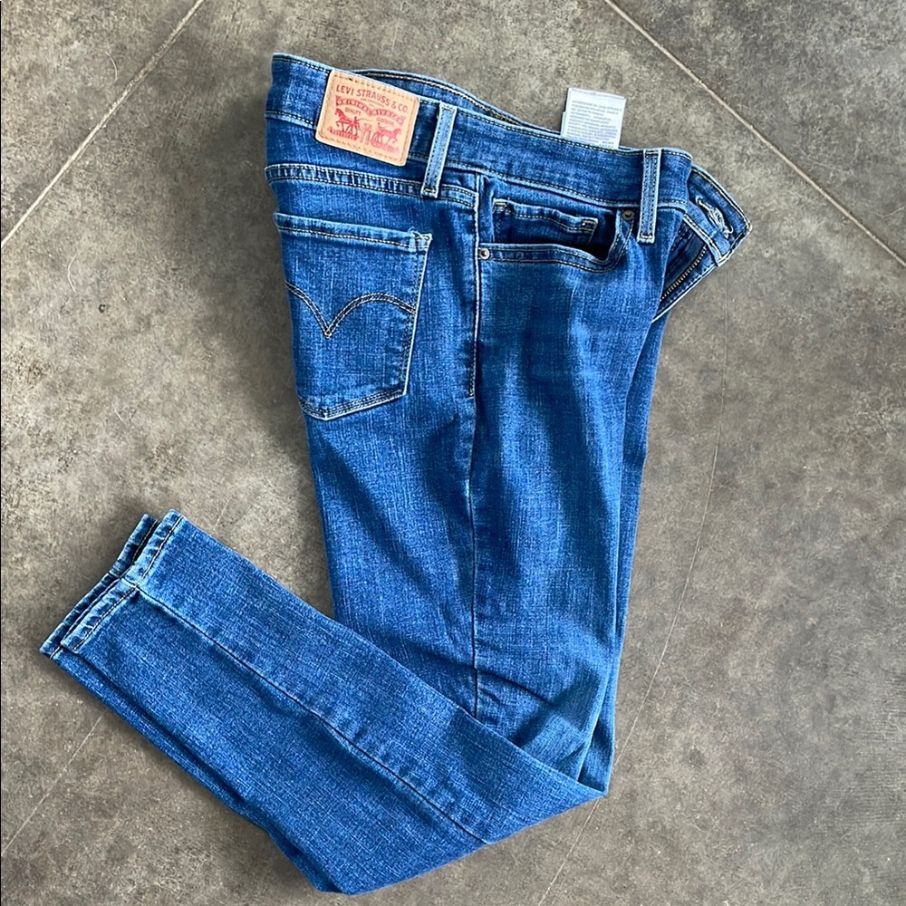 Levi’s medium wash 711 skinny jeans
